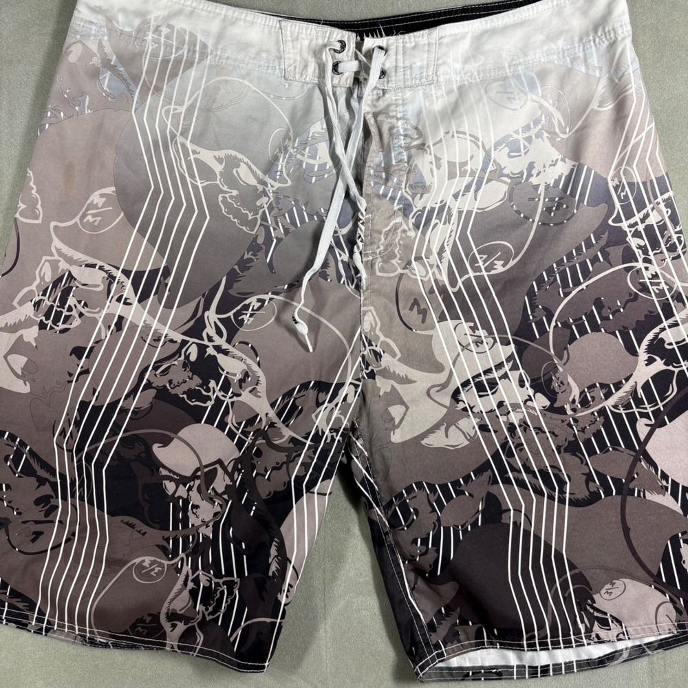 Metal Mulisha Mens Grey Black Skull Graphic Board Shorts Swim Trunks Size 38 - Picture 2 of 8